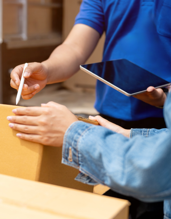 Persona recibiendo un paquete por mensajería