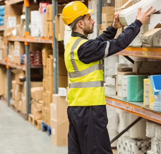 Trabajador cogiendo un paquete para enviarlo