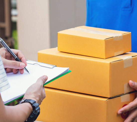 Persona recibiendo varios paquetes por mensajería